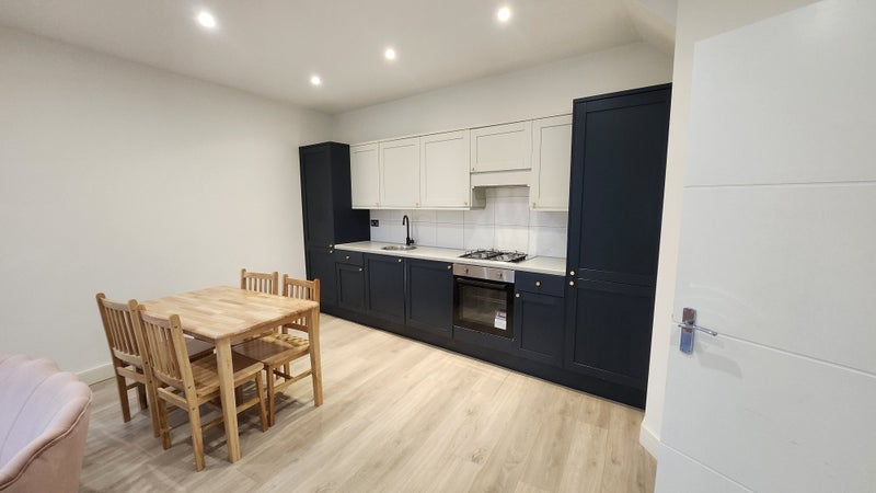 Room Lindley Road in Greater London