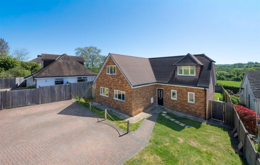 House Pilgrims Lane in Ashford