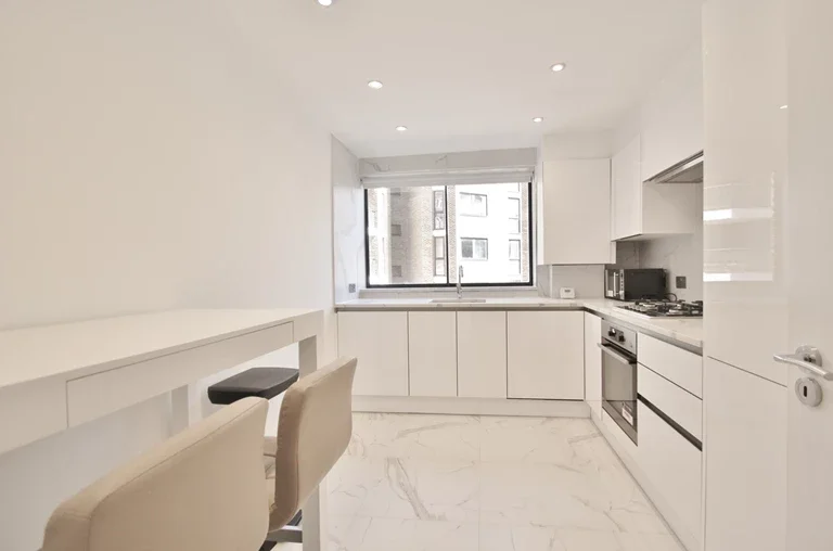 Flat Hammersmith Road in Greater London