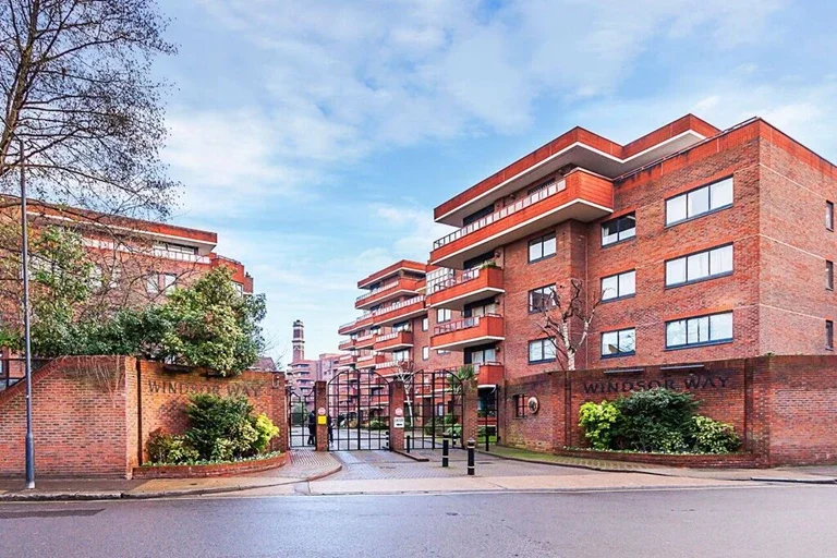 Flat Hammersmith Road in Greater London
