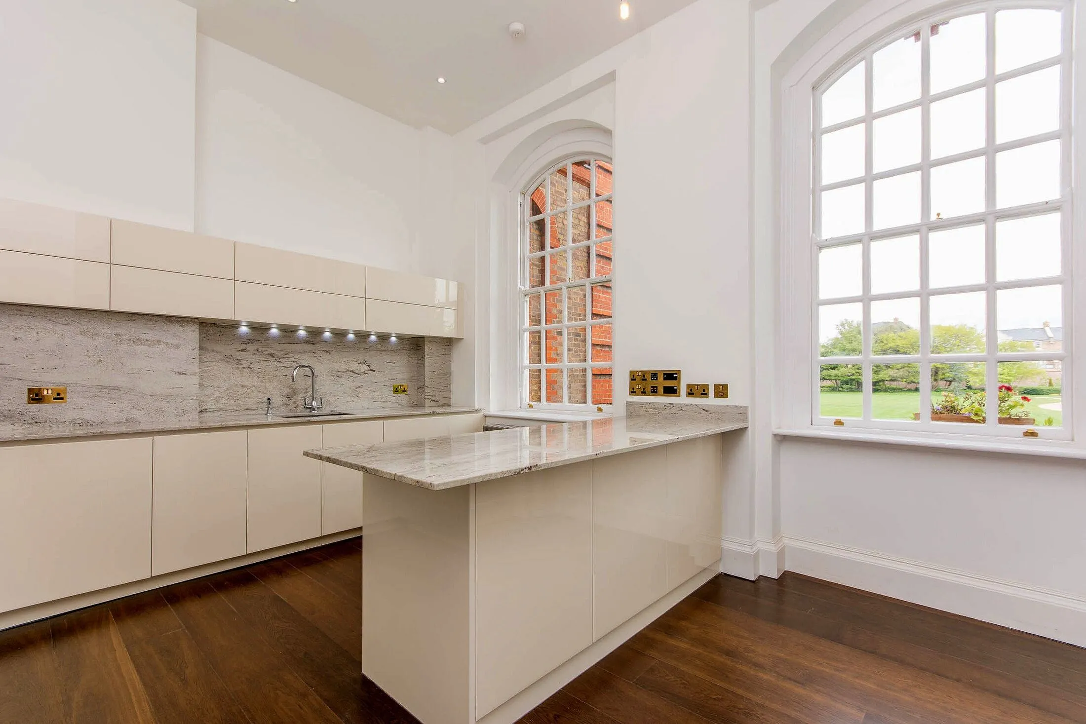 Flat Gillis Square in Greater London