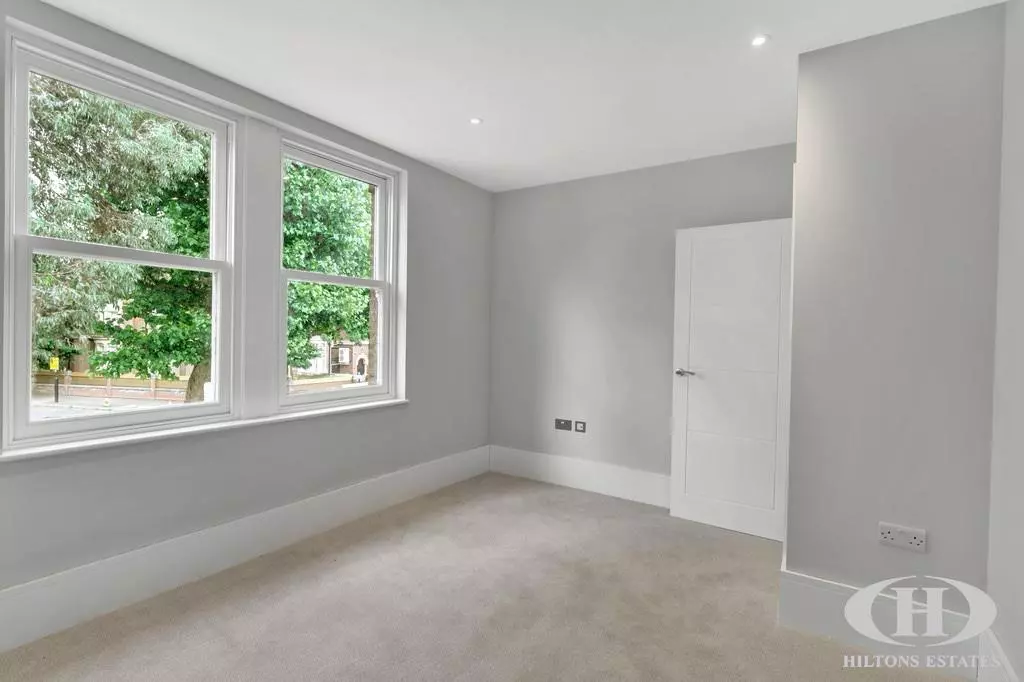 Flat Longfield Road in Greater London