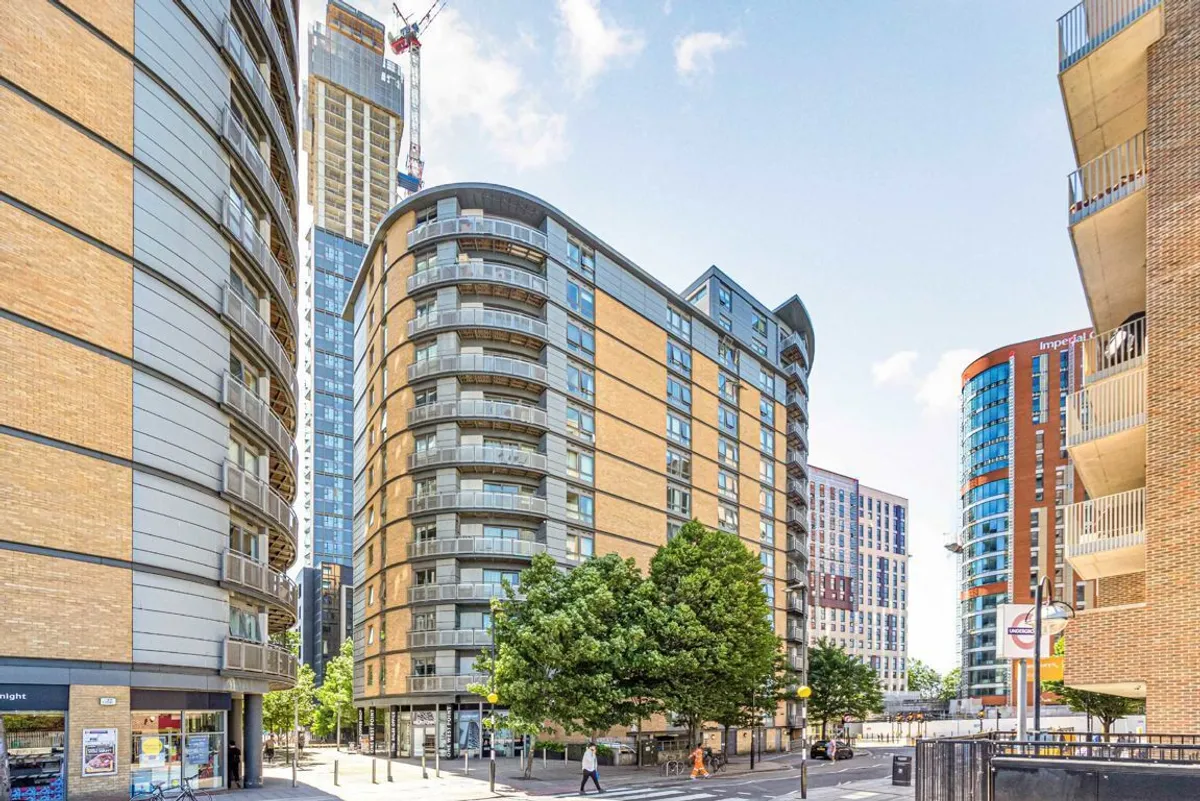Flat Victoria Road in Greater London