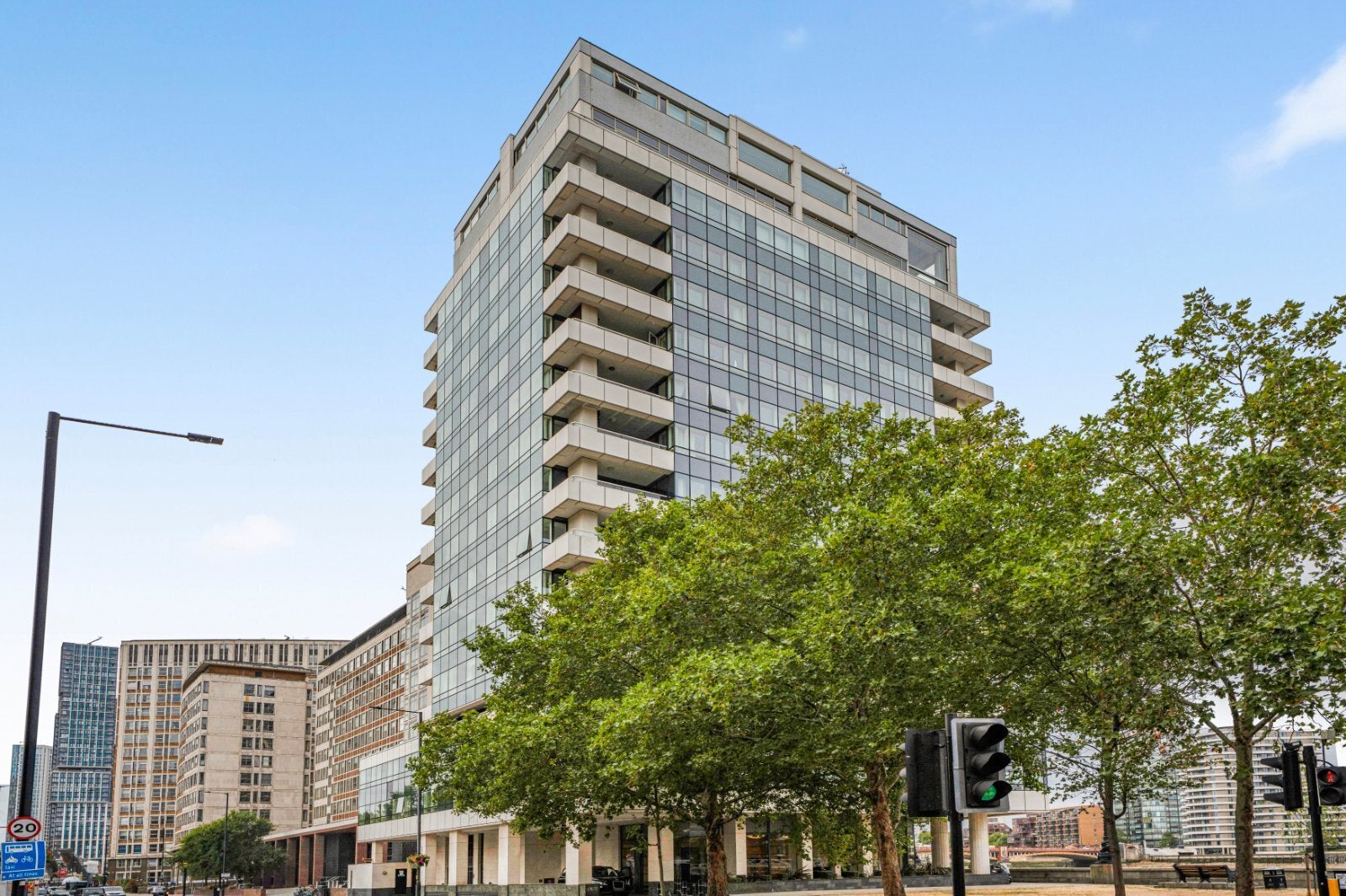 Flat Albert Embankment in Greater London
