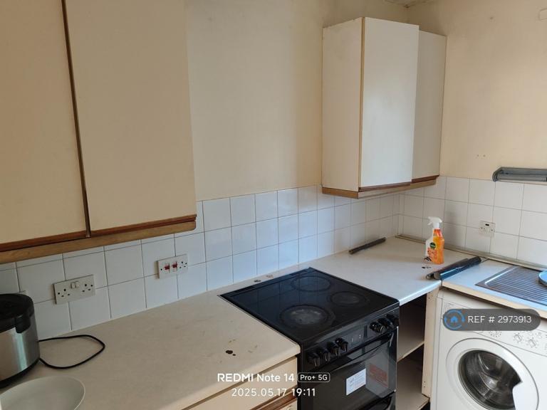 Flat Central Avenue in Greater London