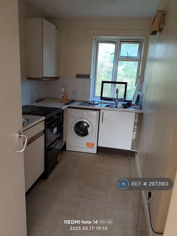 Flat Central Avenue in Greater London