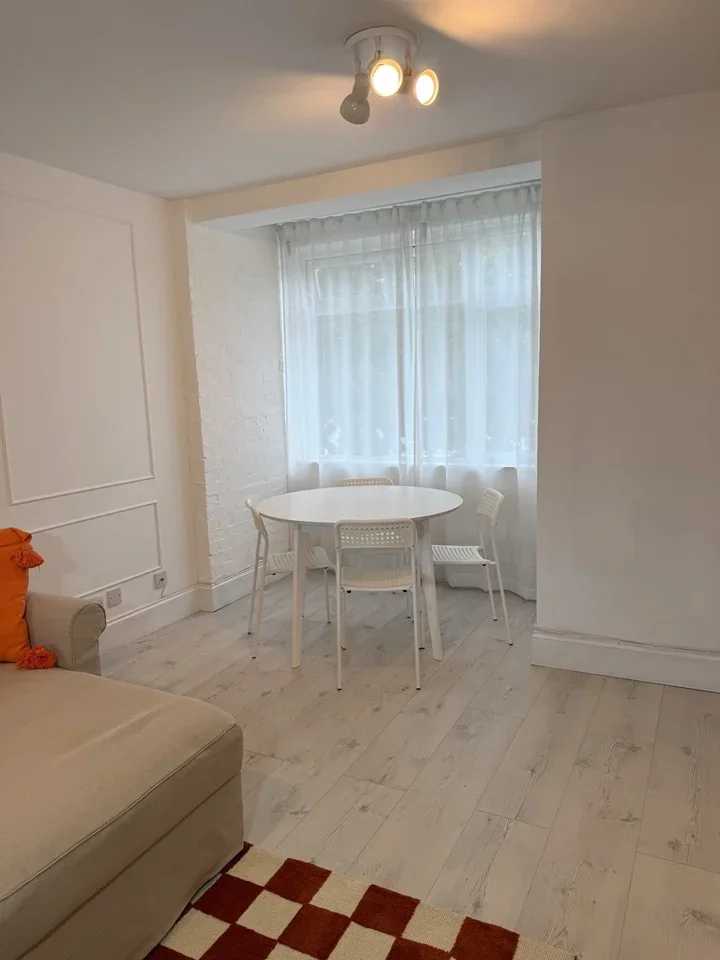Flat Lavender Avenue in Greater London
