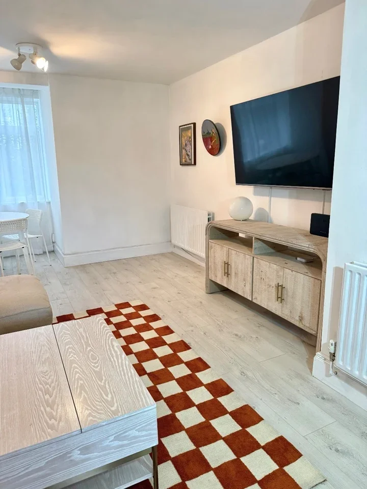 Flat Lavender Avenue in Greater London