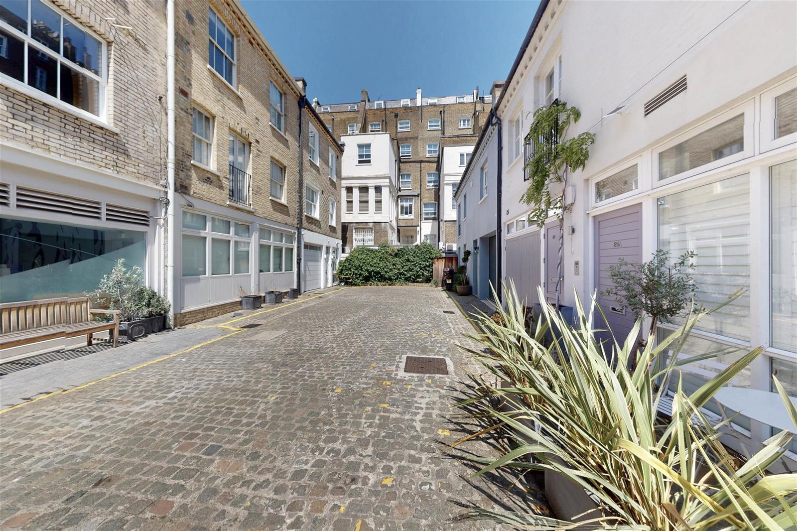 Flat Elvaston Mews in Greater London