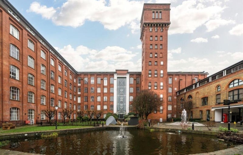 Flat Fairfield Road in Greater London