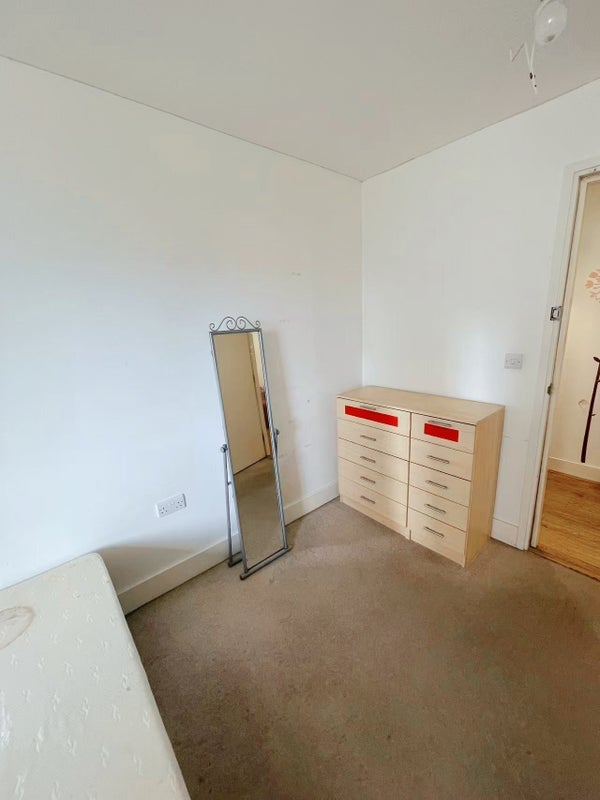 Room Mastmaker Road in Greater London