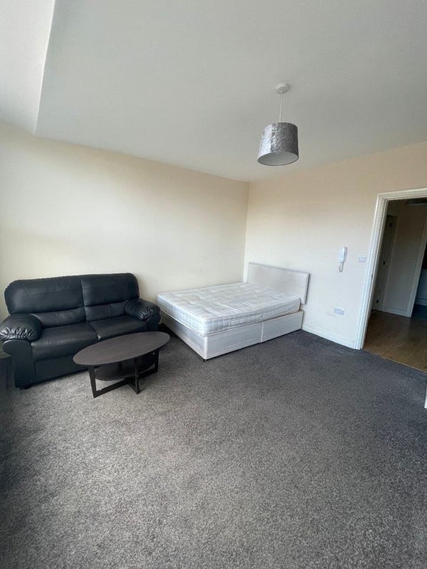 Flat Roundhay Road in Leeds