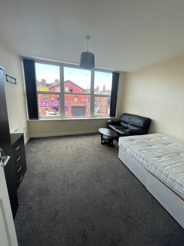 Flat Roundhay Road in Leeds
