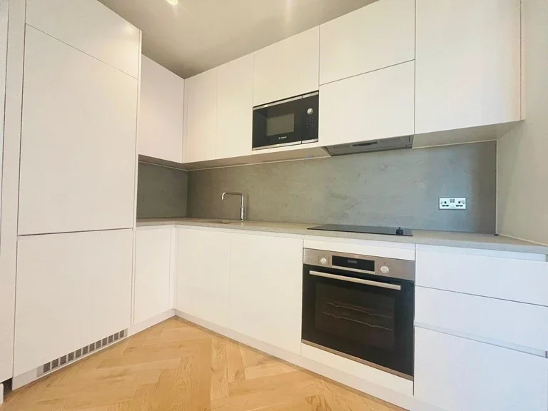 Flat Walm Lane in Greater London