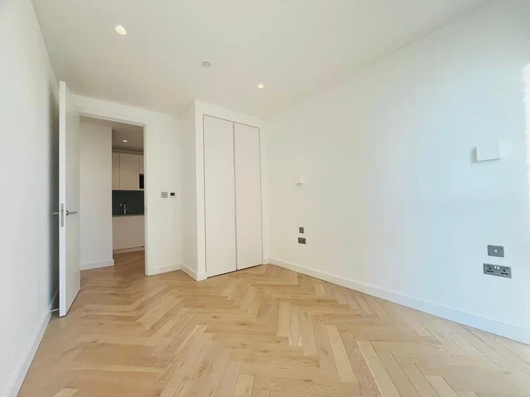 Flat Walm Lane in Greater London