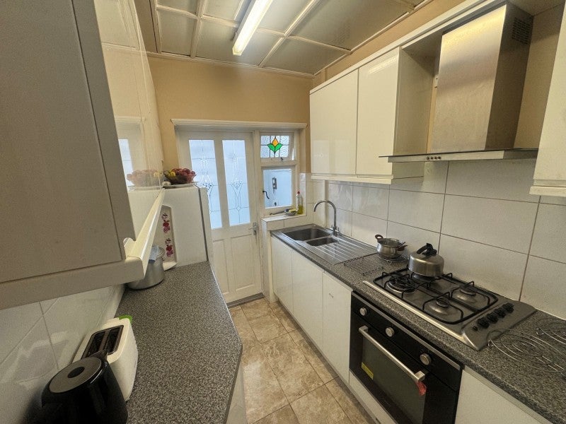 Room Lawrence Road in Greater London