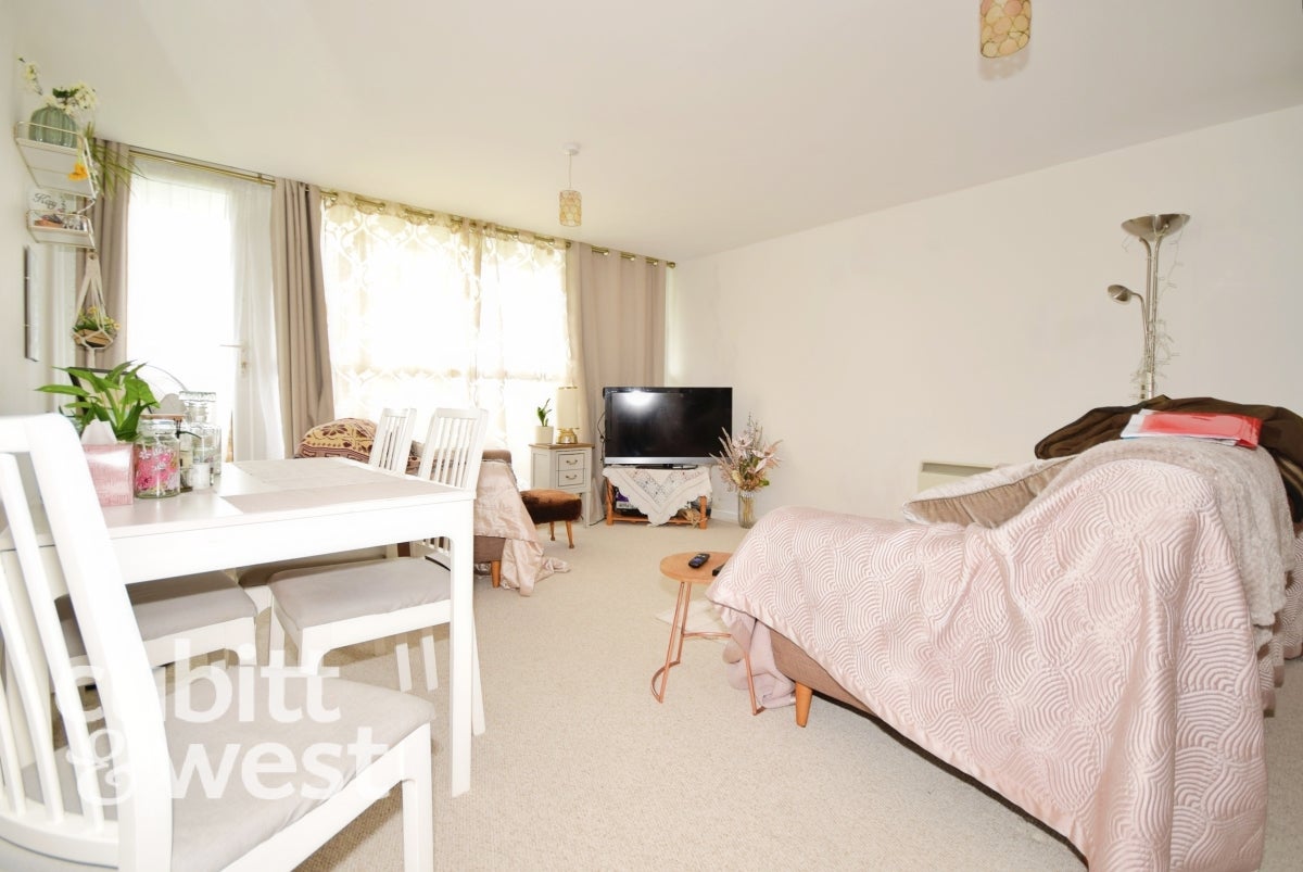 Flat Wendover Road in Havant