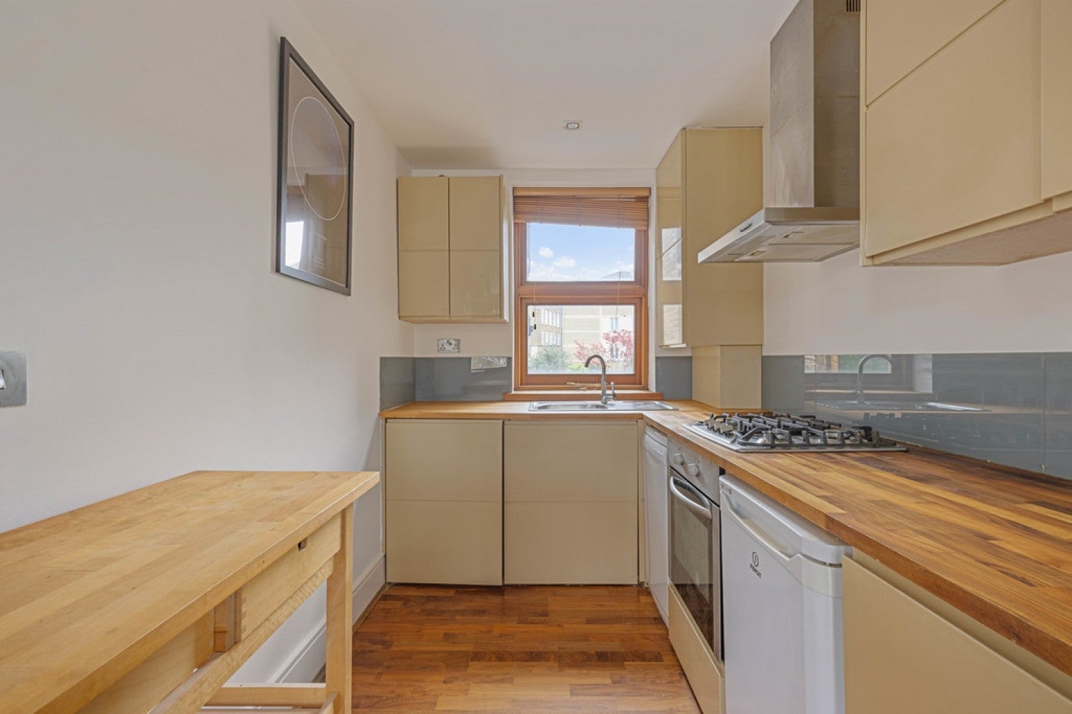 Flat Ferndale Road in Greater London