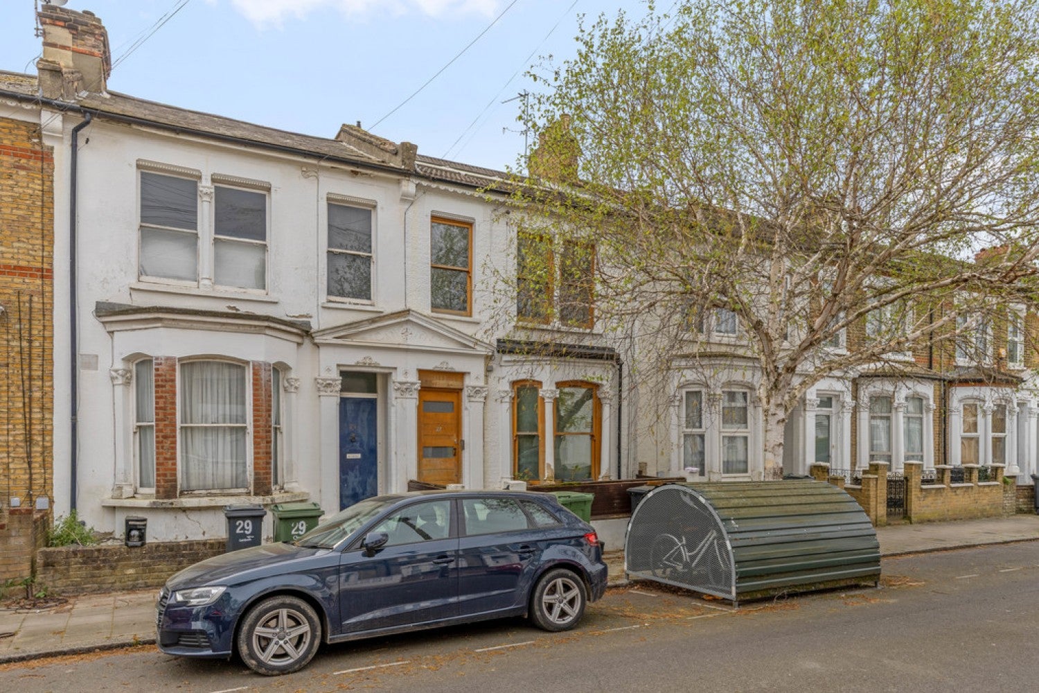 Flat Ferndale Road in Greater London