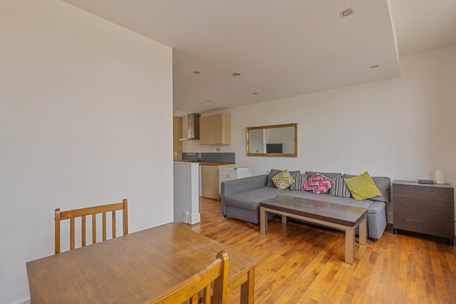Flat Ferndale Road in Greater London