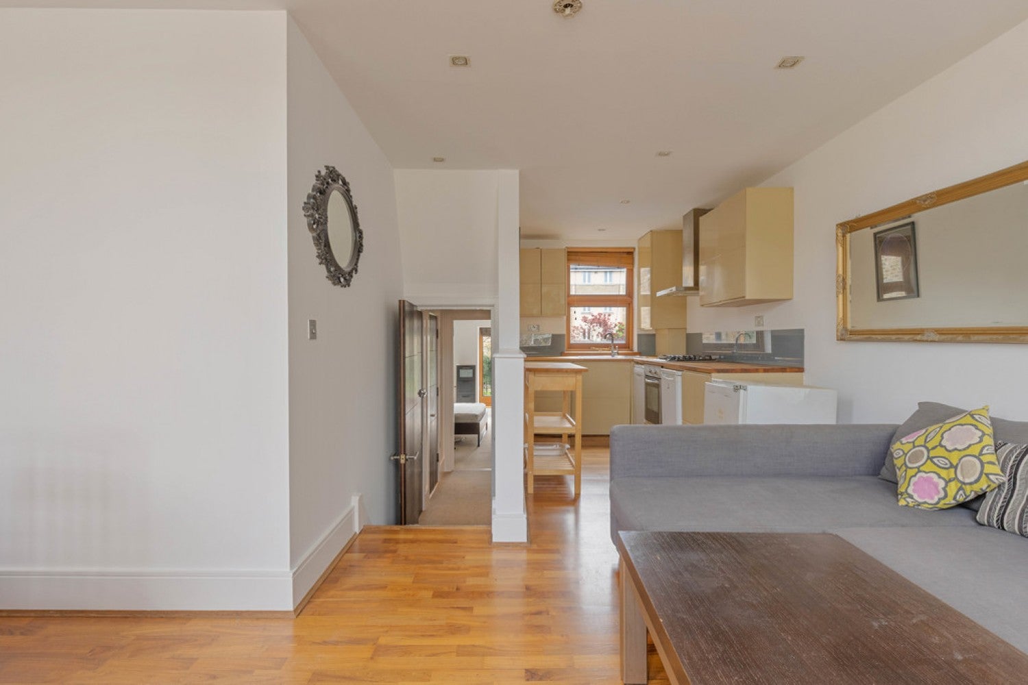 Flat Ferndale Road in Greater London