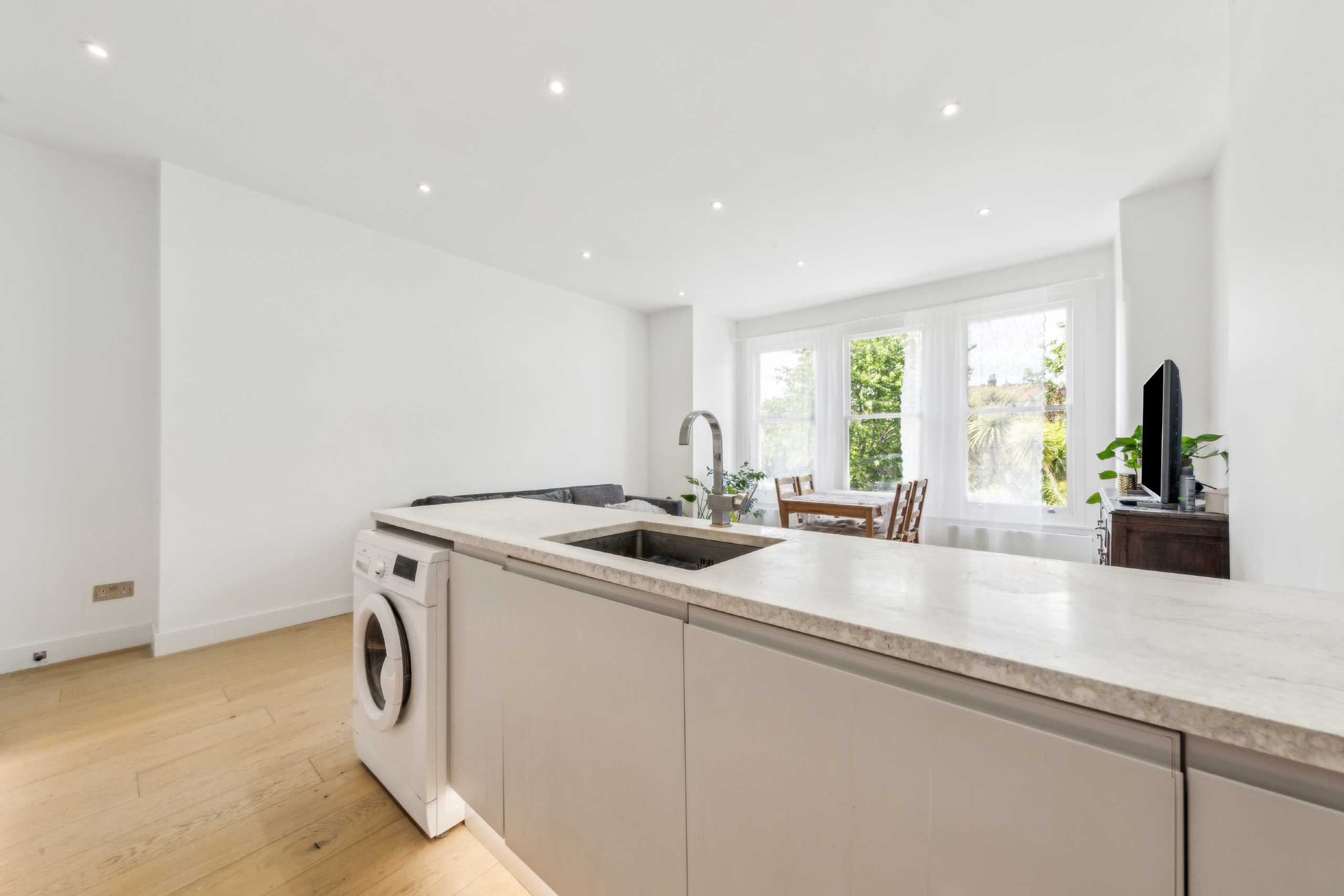 Flat Heybridge Avenue in Greater London