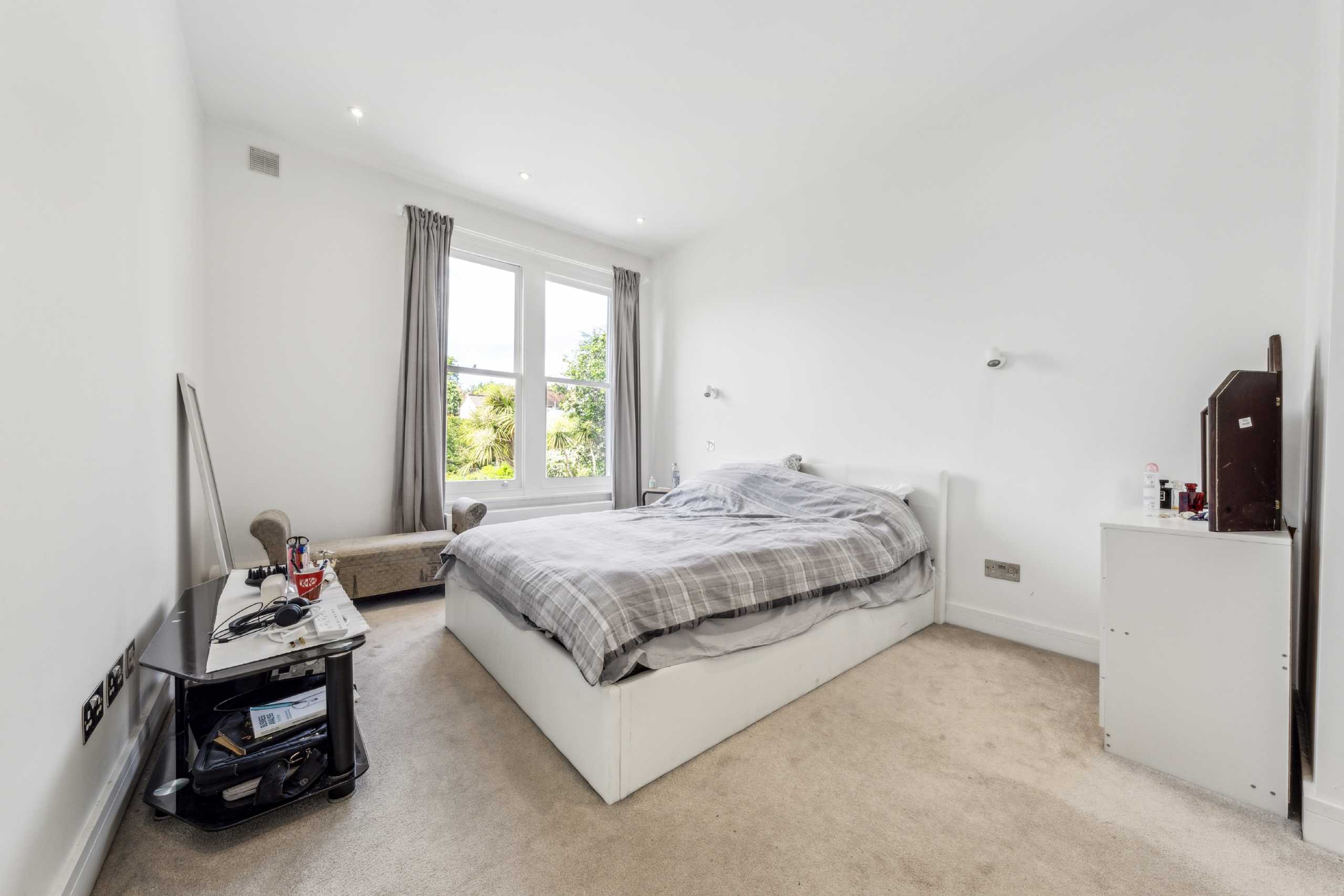 Flat Heybridge Avenue in Greater London