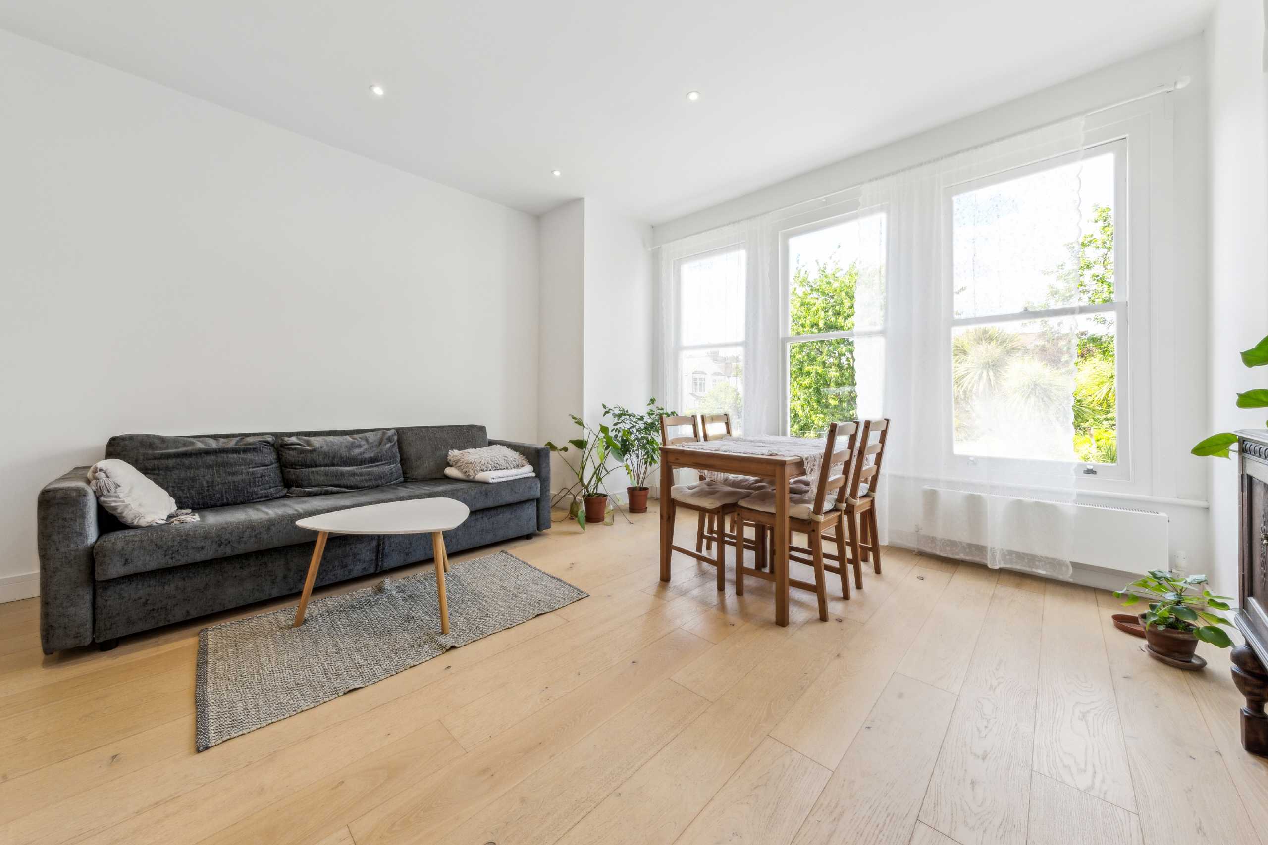 Flat Heybridge Avenue in Greater London