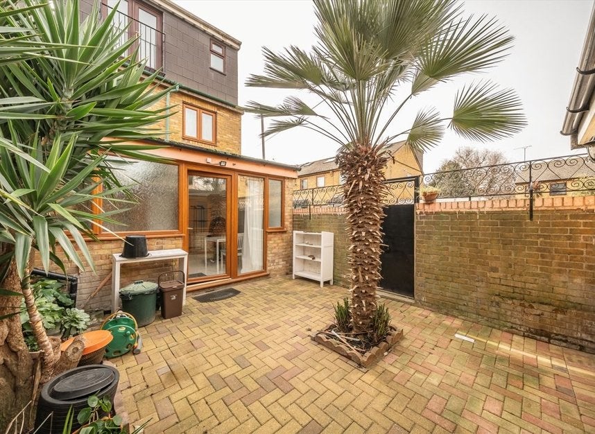 House Woodseer Street in Greater London