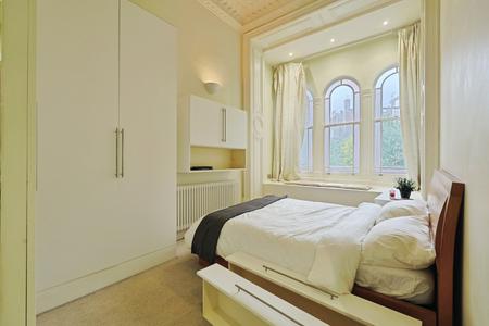 Flat Linden Gardens in Greater London