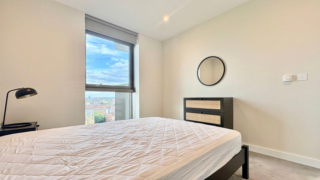 Flat Bodley Way in Greater London