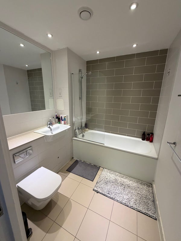 Room Hay Currie Street in Greater London