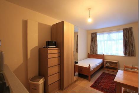 Room Lulworth Avenue in Greater London