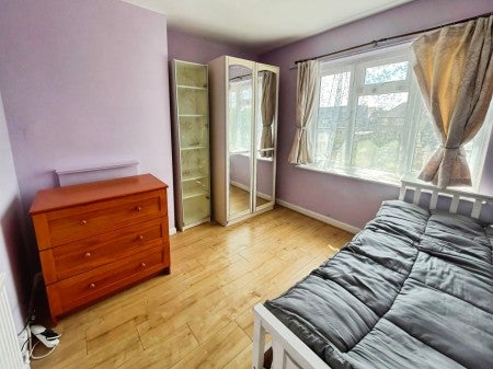 Flat Queens Gardens in Greater London