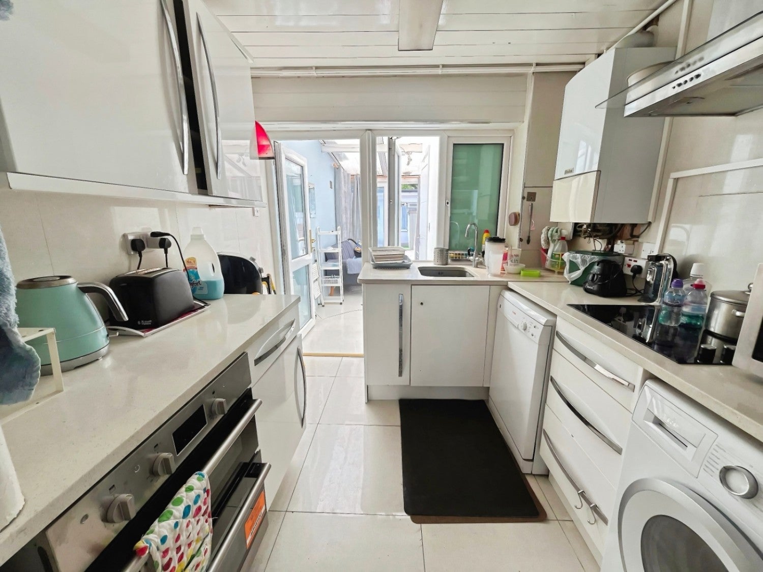 Flat Queens Gardens in Greater London