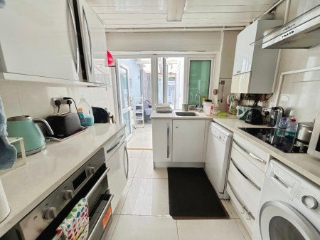Flat Queens Gardens in Greater London