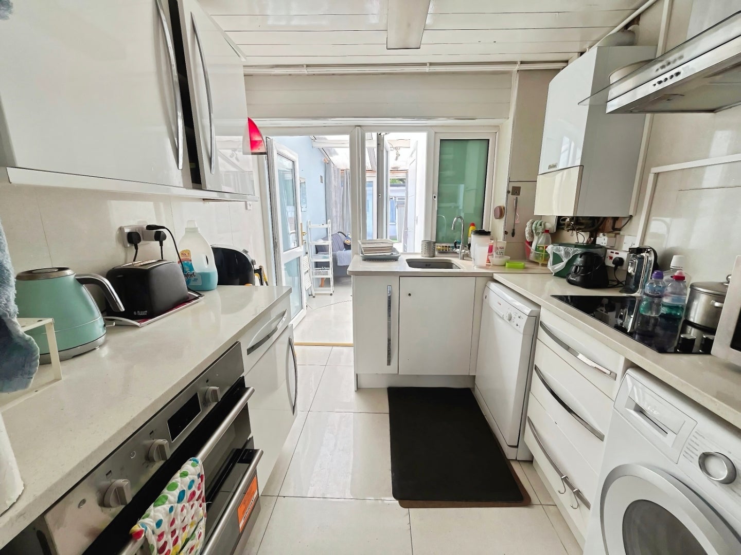 Flat Queens Gardens in Greater London