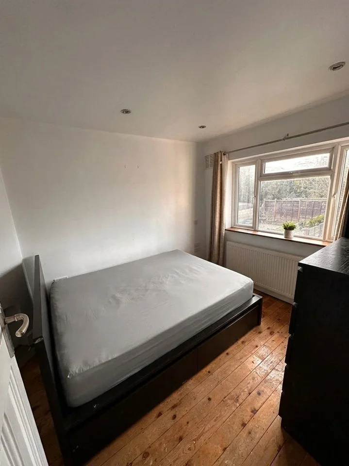 Room Carlyon Road in Greater London