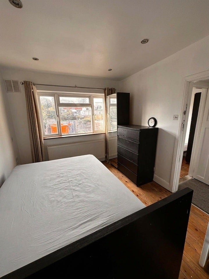 Room Carlyon Road in Greater London