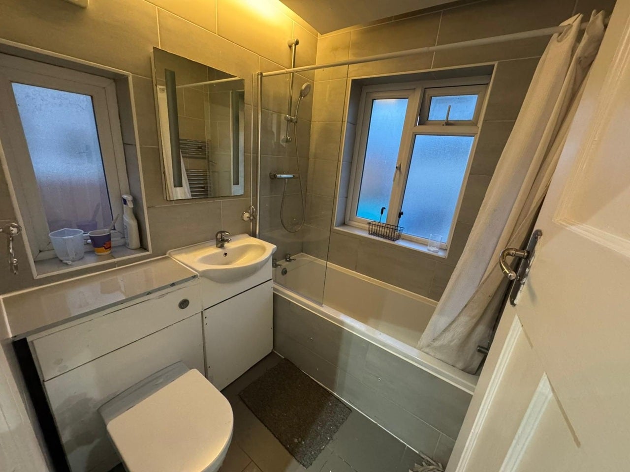 Room Carlyon Road in Greater London