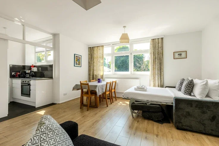 Flat Carlton Drive in Greater London