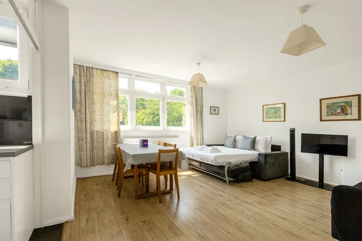 Flat Carlton Drive in Greater London