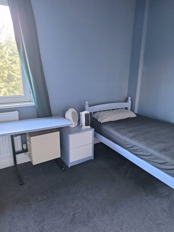 Room Bow Road in Greater London
