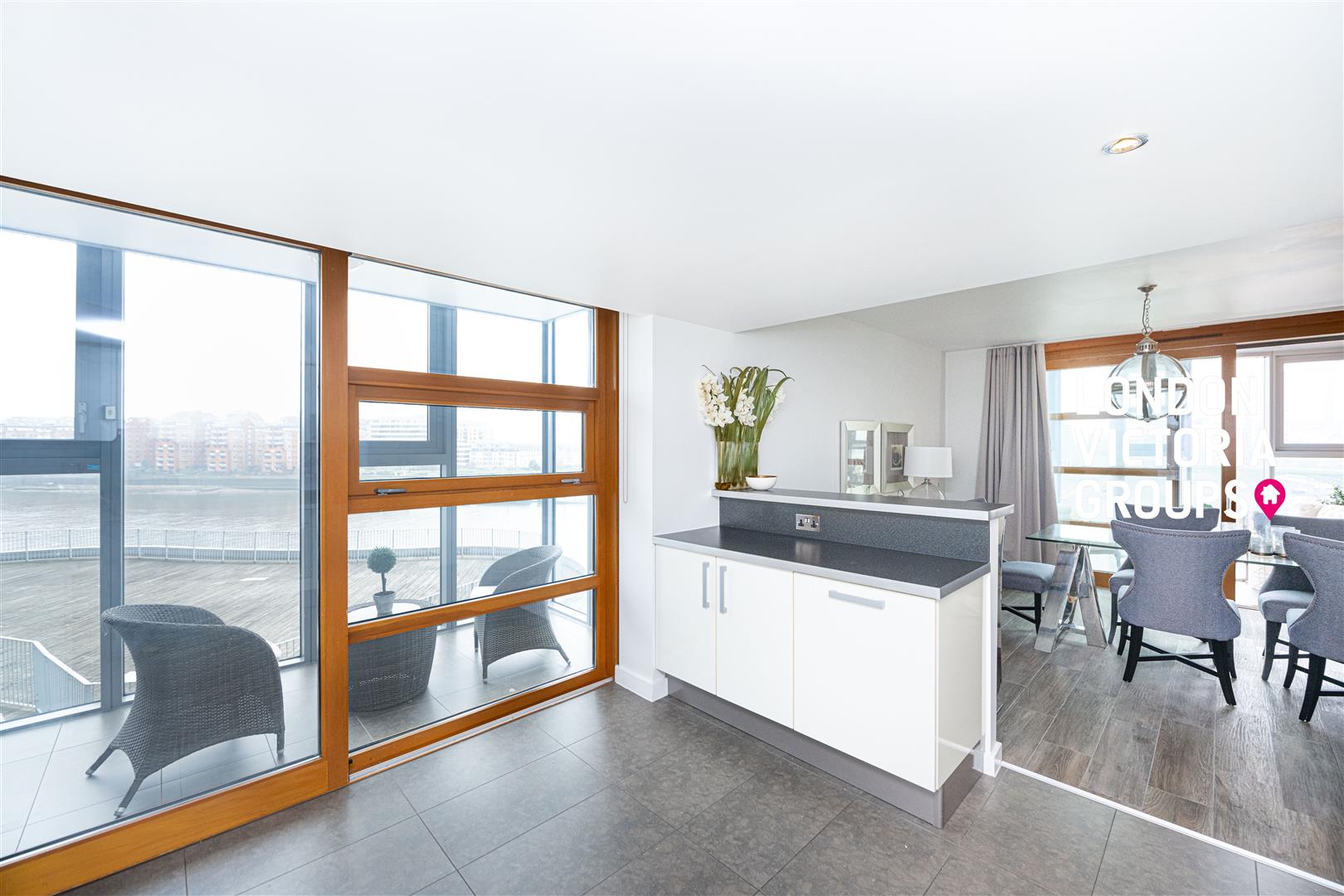Flat Lombard Road in Greater London