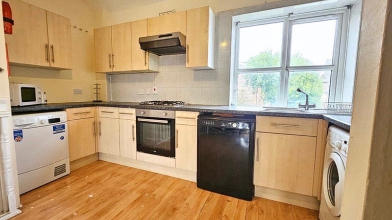 Flat Hawgood Street in Greater London