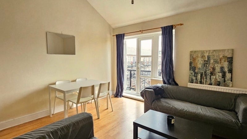 Flat Hawgood Street in Greater London