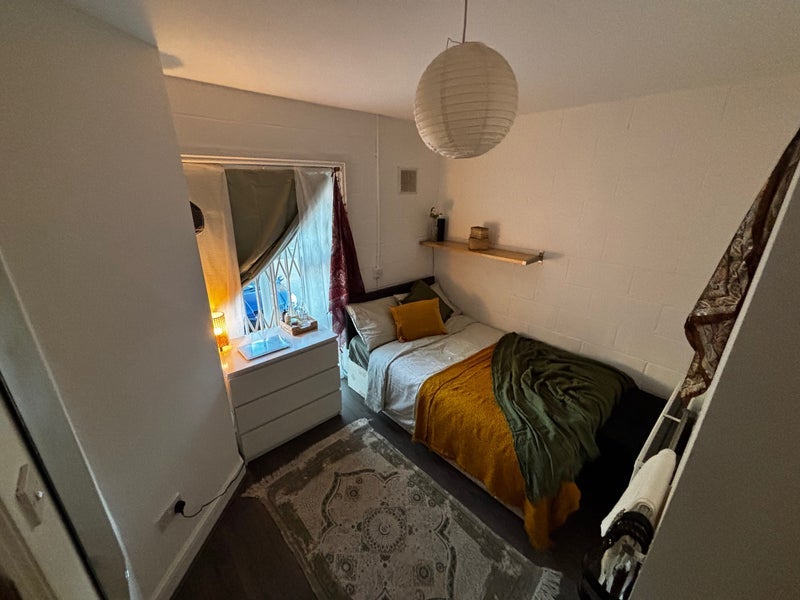 Flat Hawgood Street in Greater London