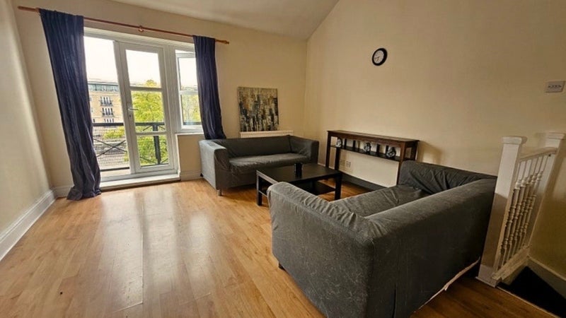 Flat Hawgood Street in Greater London