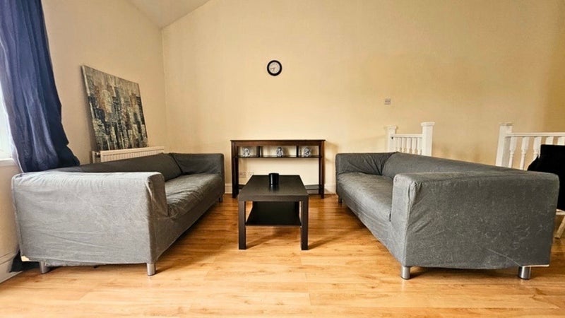 Flat Hawgood Street in Greater London