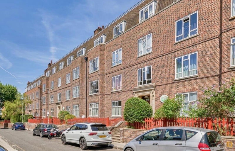 Room Fairfield Drive in Greater London